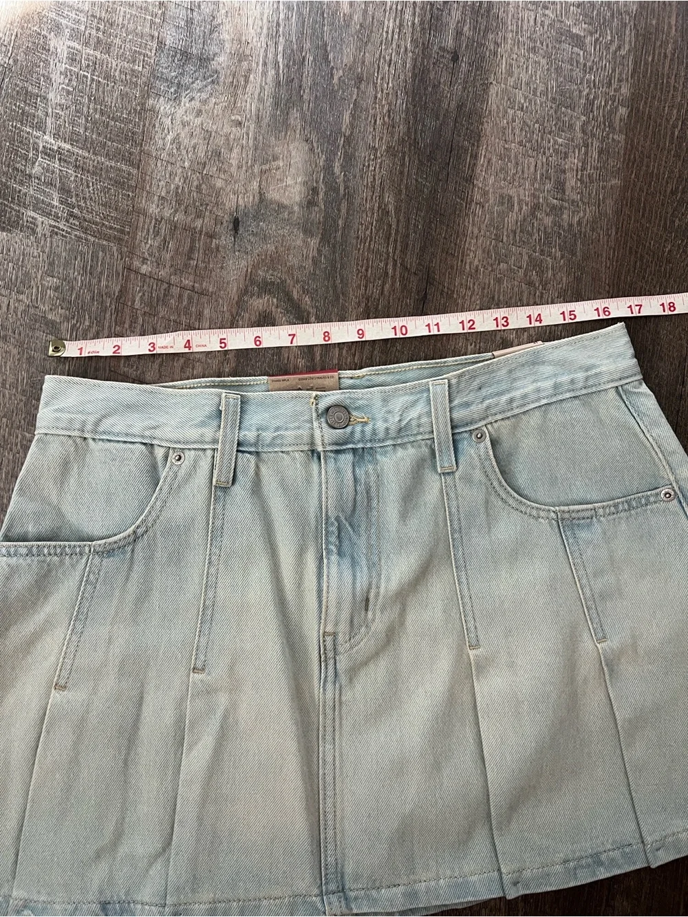 Levi's Mid-Rise Pleated Denim Mini Skirt- Size 31